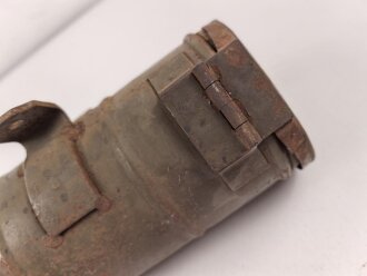 Eisenblechbehälter mit unbekannter Verwendung. Durchmesser knapp 10cm, Gesamtlänge 38cm.