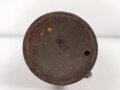 Eisenblechbehälter mit unbekannter Verwendung. Durchmesser knapp 10cm, Gesamtlänge 38cm.