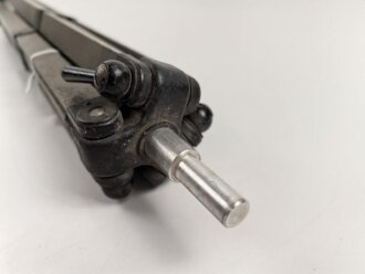 Hölzernes Gestell, Zapfendurchmesser 13mm. Originallack, nicht ausgezogen ohne Zapfen 59cm lang., keine Markierungen
