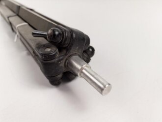 Hölzernes Gestell, Zapfendurchmesser 13mm. Originallack, nicht ausgezogen ohne Zapfen 59cm lang., keine Markierungen