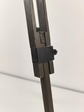 Hölzernes Gestell, Zapfendurchmesser 13mm. Originallack, nicht ausgezogen ohne Zapfen 59cm lang., keine Markierungen