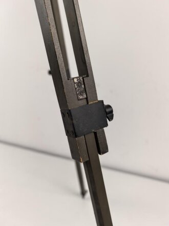 Hölzernes Gestell, Zapfendurchmesser 13mm. Originallack, nicht ausgezogen ohne Zapfen 59cm lang., keine Markierungen