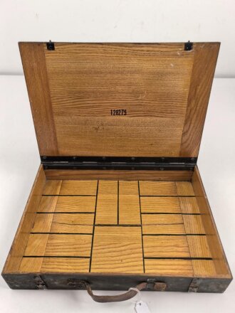 Transportkasten aus Holz, Maße etwa 22,5, x 32 x 5,5cm. Unmarkiert, Originallack