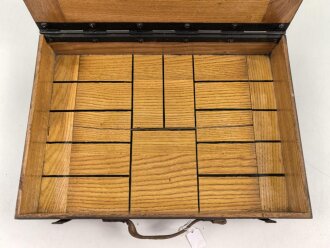 Transportkasten aus Holz, Maße etwa 22,5, x 32 x 5,5cm. Unmarkiert, Originallack