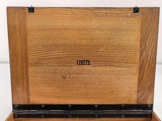 Transportkasten aus Holz, Maße etwa 22,5, x 32 x 5,5cm. Unmarkiert, Originallack