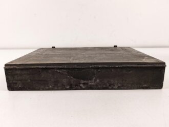 Transportkasten aus Holz, Maße etwa 22,5, x 32 x 5,5cm. Unmarkiert, Originallack