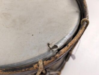 Frankreich, alte Trommel Hersteller J & E Gaudu. Höchstwahrscheinlich militärischen Ursprungs. Durchmesser etwa 36cm. Die Felle "erneuert" ungereinigt