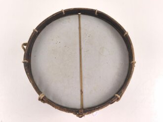 Frankreich, alte Trommel Hersteller J & E Gaudu. Höchstwahrscheinlich militärischen Ursprungs. Durchmesser etwa 36cm. Die Felle "erneuert" ungereinigt