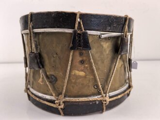 Frankreich, alte Trommel Hersteller J & E Gaudu. Höchstwahrscheinlich militärischen Ursprungs. Durchmesser etwa 36cm. Die Felle "erneuert" ungereinigt