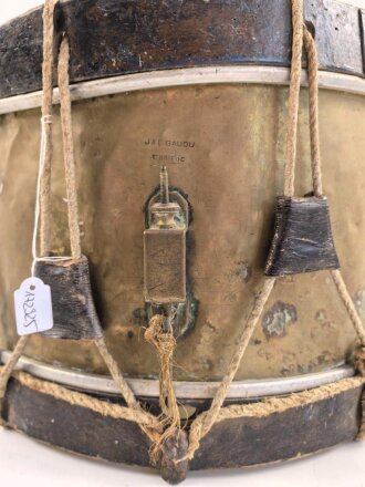 Frankreich, alte Trommel Hersteller J & E Gaudu. Höchstwahrscheinlich militärischen Ursprungs. Durchmesser etwa 36cm. Die Felle "erneuert" ungereinigt