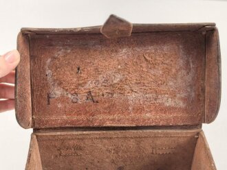 Koppeltasche aus ungeschwärztem Leder, vermutlich für Sanitätsmaterial. Maße etwa 11 x 20 x 11cm. Alter und Herkunft unbekannt