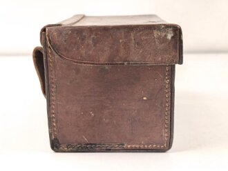 Koppeltasche aus ungeschwärztem Leder, vermutlich für Sanitätsmaterial. Maße etwa 11 x 20 x 11cm. Alter und Herkunft unbekannt