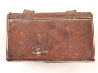 Koppeltasche aus ungeschwärztem Leder, vermutlich für Sanitätsmaterial. Maße etwa 11 x 20 x 11cm. Alter und Herkunft unbekannt