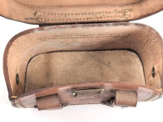 Koppeltasche für Sanitäter, frühes Stück mit Messingbeschlägen, ungereinigt, Leder zum Teil angetrocknet