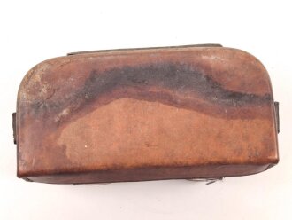 Koppeltasche für Sanitäter, frühes Stück mit Messingbeschlägen, ungereinigt, Leder zum Teil angetrocknet