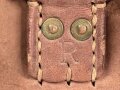 Koppeltasche für Sanitäter, frühes Stück mit Messingbeschlägen, ungereinigt, Leder zum Teil angetrocknet