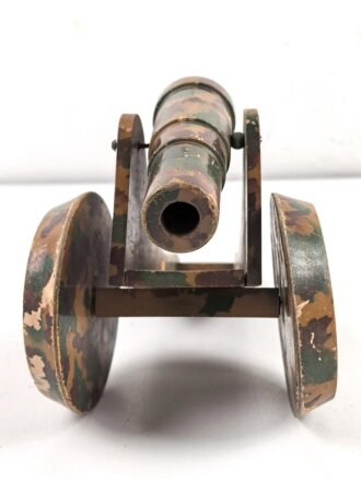 Spielzeug Kanone, vermutlich ein Geschütz aus dem 1. Weltkrieg Darstellend. Gesamtlänge etwa 28cm, Originallack