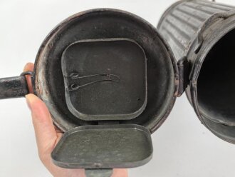 Bereitschaftsbüchse Modell 1938 für eine Gasmaske der Wehrmacht. Überlackiertes Stück, datiert 1940
