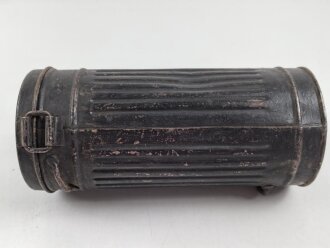 Bereitschaftsbüchse Modell 1938 für eine Gasmaske der Wehrmacht. Überlackiertes Stück, datiert 1940