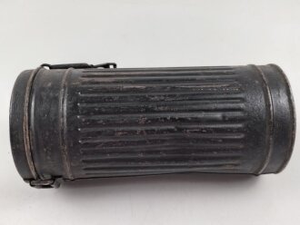 Bereitschaftsbüchse Modell 1938 für eine Gasmaske der Wehrmacht. Überlackiertes Stück, datiert 1940