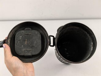 Bereitschaftsbüchse Modell 1938 für eine Gasmaske der Wehrmacht. Überlackiertes Stück, datiert 1940