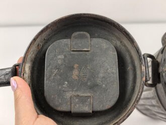 Bereitschaftsbüchse Modell 1938 für eine Gasmaske der Wehrmacht. Überlackiertes Stück, datiert 1940