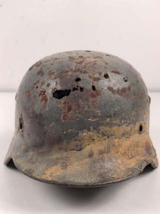 Stahlhelmglocke Modell 1935 Polizei. Beide Abzeichen, grob gereinigter Wasserfund