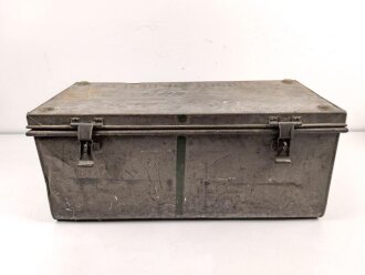 Offizierskiste des Bekleidungs Amts Assistenten Bauer. Gebraucht, ungereinigt. Gleiche Kiste wie Artikelnummern 172980 und 172982 lenegn den Schluss Nahe, das es sich auch hier um eine Kiste des Kolonialamtes handelt