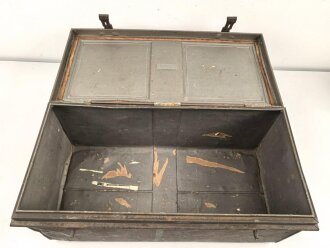 Offizierskiste des Bekleidungs Amts Assistenten Bauer. Gebraucht, ungereinigt. Gleiche Kiste wie Artikelnummern 172980 und 172982 lenegn den Schluss Nahe, das es sich auch hier um eine Kiste des Kolonialamtes handelt