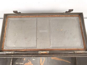 Offizierskiste des Bekleidungs Amts Assistenten Bauer. Gebraucht, ungereinigt. Gleiche Kiste wie Artikelnummern 172980 und 172982 lenegn den Schluss Nahe, das es sich auch hier um eine Kiste des Kolonialamtes handelt