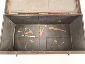 Offizierskiste des Bekleidungs Amts Assistenten Bauer. Gebraucht, ungereinigt. Gleiche Kiste wie Artikelnummern 172980 und 172982 lenegn den Schluss Nahe, das es sich auch hier um eine Kiste des Kolonialamtes handelt