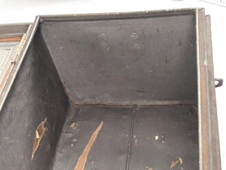 Offizierskiste des Bekleidungs Amts Assistenten Bauer. Gebraucht, ungereinigt. Gleiche Kiste wie Artikelnummern 172980 und 172982 lenegn den Schluss Nahe, das es sich auch hier um eine Kiste des Kolonialamtes handelt