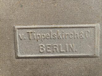 Offizierskiste des Bekleidungs Amts Assistenten Bauer. Gebraucht, ungereinigt. Gleiche Kiste wie Artikelnummern 172980 und 172982 lenegn den Schluss Nahe, das es sich auch hier um eine Kiste des Kolonialamtes handelt