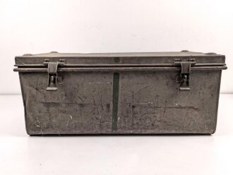Offizierskiste des Bekleidungs Amts Assistenten Bauer. Gebraucht, ungereinigt. Gleiche Kiste wie Artikelnummern 172980 und 172982 lenegn den Schluss Nahe, das es sich auch hier um eine Kiste des Kolonialamtes handelt