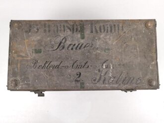 Offizierskiste des Bekleidungs Amts Assistenten Bauer. Gebraucht, ungereinigt. Gleiche Kiste wie Artikelnummern 172980 und 172982 lenegn den Schluss Nahe, das es sich auch hier um eine Kiste des Kolonialamtes handelt