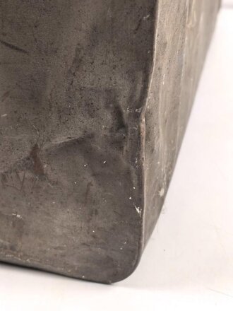 Offizierskiste des Bekleidungs Amts Assistenten Bauer. Gebraucht, ungereinigt. Gleiche Kiste wie Artikelnummern 172980 und 172982 lenegn den Schluss Nahe, das es sich auch hier um eine Kiste des Kolonialamtes handelt