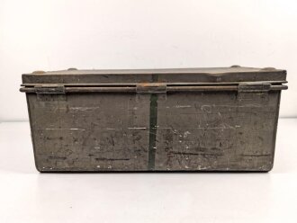 Offizierskiste des Bekleidungs Amts Assistenten Bauer. Gebraucht, ungereinigt. Gleiche Kiste wie Artikelnummern 172980 und 172982 lenegn den Schluss Nahe, das es sich auch hier um eine Kiste des Kolonialamtes handelt