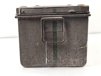 Offizierskiste des Bekleidungs Amts Assistenten Bauer. Gebraucht, ungereinigt. Gleiche Kiste wie Artikelnummern 172980 und 172982 lenegn den Schluss Nahe, das es sich auch hier um eine Kiste des Kolonialamtes handelt