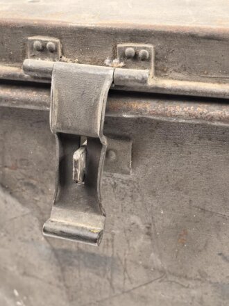 Offizierskiste des Bekleidungs Amts Assistenten Bauer. Gebraucht, ungereinigt. Gleiche Kiste wie Artikelnummern 172980 und 172982 lenegn den Schluss Nahe, das es sich auch hier um eine Kiste des Kolonialamtes handelt