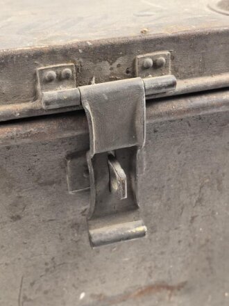 Offizierskiste des Bekleidungs Amts Assistenten Bauer. Gebraucht, ungereinigt. Gleiche Kiste wie Artikelnummern 172980 und 172982 lenegn den Schluss Nahe, das es sich auch hier um eine Kiste des Kolonialamtes handelt