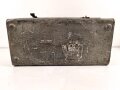 Offizierskiste des Bekleidungs Amts Assistenten Bauer. Gebraucht, ungereinigt. Gleiche Kiste wie Artikelnummern 172980 und 172982 lenegn den Schluss Nahe, das es sich auch hier um eine Kiste des Kolonialamtes handelt