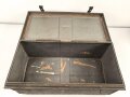 Offizierskiste des Bekleidungs Amts Assistenten Bauer. Gebraucht, ungereinigt. Gleiche Kiste wie Artikelnummern 172980 und 172982 lenegn den Schluss Nahe, das es sich auch hier um eine Kiste des Kolonialamtes handelt