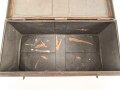 Offizierskiste des Bekleidungs Amts Assistenten Bauer. Gebraucht, ungereinigt. Gleiche Kiste wie Artikelnummern 172980 und 172982 lenegn den Schluss Nahe, das es sich auch hier um eine Kiste des Kolonialamtes handelt