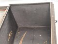 Offizierskiste des Bekleidungs Amts Assistenten Bauer. Gebraucht, ungereinigt. Gleiche Kiste wie Artikelnummern 172980 und 172982 lenegn den Schluss Nahe, das es sich auch hier um eine Kiste des Kolonialamtes handelt