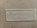 Offizierskiste des Bekleidungs Amts Assistenten Bauer. Gebraucht, ungereinigt. Gleiche Kiste wie Artikelnummern 172980 und 172982 lenegn den Schluss Nahe, das es sich auch hier um eine Kiste des Kolonialamtes handelt