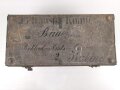 Offizierskiste des Bekleidungs Amts Assistenten Bauer. Gebraucht, ungereinigt. Gleiche Kiste wie Artikelnummern 172980 und 172982 lenegn den Schluss Nahe, das es sich auch hier um eine Kiste des Kolonialamtes handelt