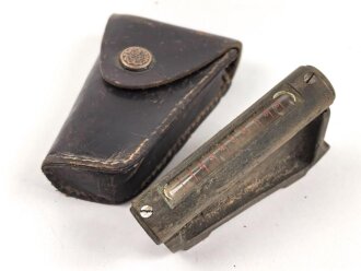 Kleine Wasserwaage in Messingvorrichtung. Frankreich ?. Datiert 1907, in Lederhülle, diese etwa 9,5cm lang