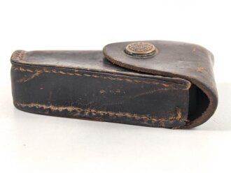 Kleine Wasserwaage in Messingvorrichtung. Frankreich ?. Datiert 1907, in Lederhülle, diese etwa 9,5cm lang