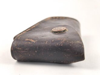 Kleine Wasserwaage in Messingvorrichtung. Frankreich ?. Datiert 1907, in Lederhülle, diese etwa 9,5cm lang