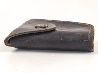 Kleine Wasserwaage in Messingvorrichtung. Frankreich ?. Datiert 1907, in Lederhülle, diese etwa 9,5cm lang